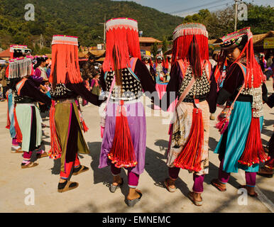 Lisu Minderheit tanzen während eines Festivals in Doi Mae Salong, Thailand Stockfoto