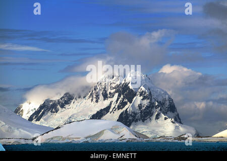 Schneebedeckte Berge Lemaire-Kanal antarktischen Halbinsel Antarktis Stockfoto