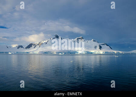 Schneebedeckte Berge Lemaire-Kanal antarktischen Halbinsel Antarktis Stockfoto