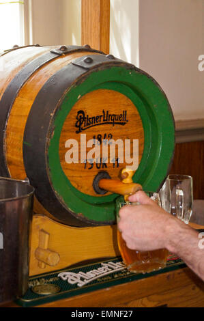 Pilsner Urquell auf einem Holzfass Event gegossen wird, diente Lager aus dem Holz, die Canonbury Pub, Islington, London Stockfoto