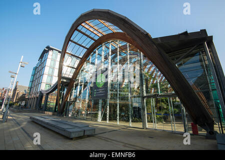 Eintritt in den Wintergärten in Sheffield City, South Yorkshire in England UK Stockfoto