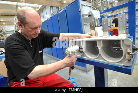 Brno, Tschechische Republik. 22. April 2015. Firma ABB, die internationale Kraft und Automatisierung Technologien Unternehmen eröffnet sein neue Werk in Brno, Tschechische Republik, 22. April 2015. © Igor Zehl/CTK Foto/Alamy Live-Nachrichten Stockfoto