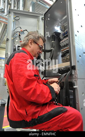 Brno, Tschechische Republik. 22. April 2015. Firma ABB, die internationale Kraft und Automatisierung Technologien Unternehmen eröffnet sein neue Werk in Brno, Tschechische Republik, 22. April 2015. © Igor Zehl/CTK Foto/Alamy Live-Nachrichten Stockfoto