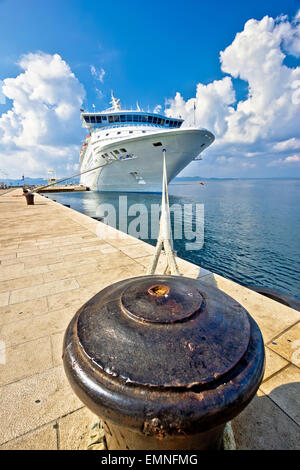 Cruiser-Schiff auf Festmacher Poller vertikale Ansicht gebunden Stockfoto