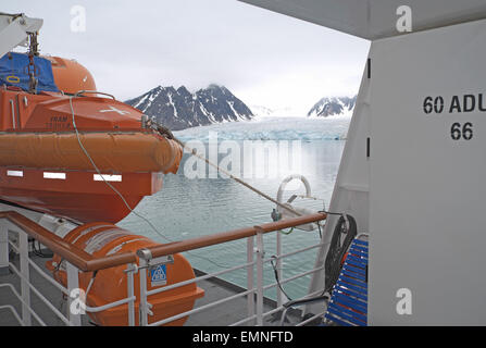 Die Schnauze eines der vielen Gletscher von arktischen Kreuzfahrtschiff mv fram gesehen, magdalenefjorden, nördlich von Spitzbergen, Svalbard. Stockfoto