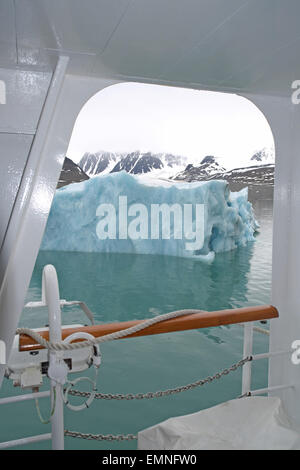 Ein kleiner Eisberg von arktischen Kreuzfahrtschiff mv fram gesehen, magdalenefjorden, nördlich von Spitzbergen, Svalbard. Stockfoto