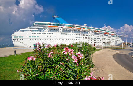 Unbenannte Kreuzer auf Wasser, Natur, Architektur und Schiff angedockt Stockfoto