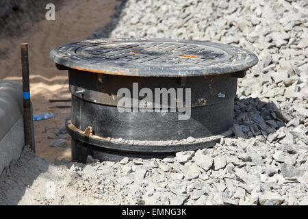 Kanalisation Loch im Straßenbau Stockfoto