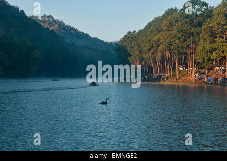 Schöne Aussicht von Pang Oung See an der burmesischen Grenze, ein Reservouir-Projekt von Pang Tong Royal Project, Thailand Stockfoto