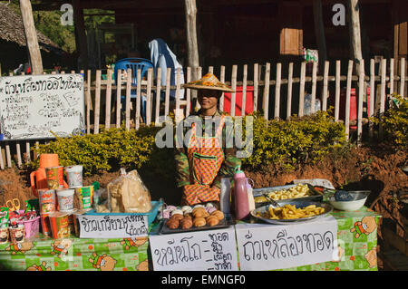 Anbieter im Ruk Thai Village in Pang Oung See an der burmesischen Grenze, Mae Hong Son, Thailand Stockfoto