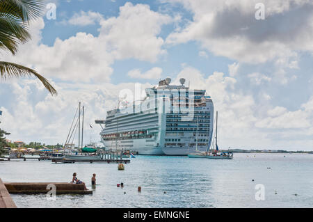 International Cruise Ship Emerald Princess verankert in Kralendijk Stockfoto