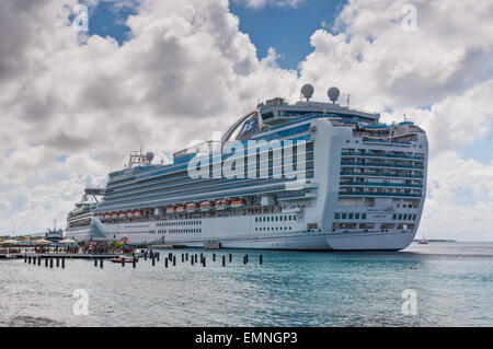 International Cruise Ship Emerald Princess verankert in Kralendijk, der Hauptstadt und größten Stadt der Insel Bonaire Stockfoto