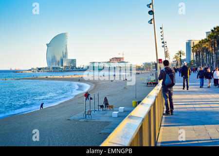 Passeig Maritim und Strand. Barceloneta, Barcelona, Katalonien, Spanien. Stockfoto