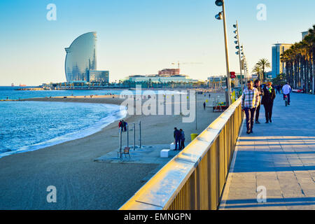 Passeig Maritim und Strand. Barceloneta, Barcelona, Katalonien, Spanien. Stockfoto