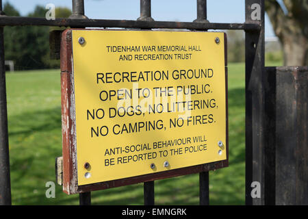 Melden Sie sich am Eingang zum Spielgelände in Gloucestersire England Warnung vor jeder Anti-soziales Verhalten. Stockfoto