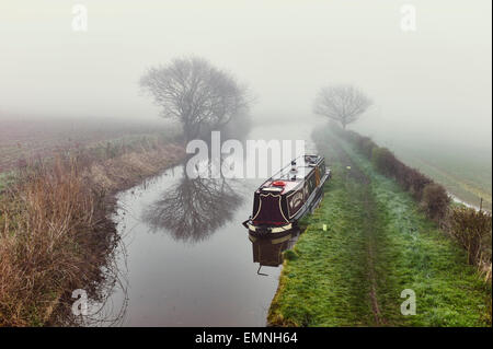 Narrowboat William verlegte an einem nebligen Morgen auf dem Trent und Mersey Canal Stockfoto