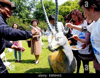 (150422)--SHANGHAI, 22. April 2015 (Xinhua)--Bürger malen eine Skulptur des tibetischen Antilopen im Zoo in Shanghai, Ost-China, 22. April 2015. Eine Aktivität, die die Aufmerksamkeit der Menschen zum Schutz der tibetischen Antilopen gefordert wurde am Mittwoch in Shanghai Zoo organisiert.   (Xinhua/Chen Fei) (Zhs) Stockfoto