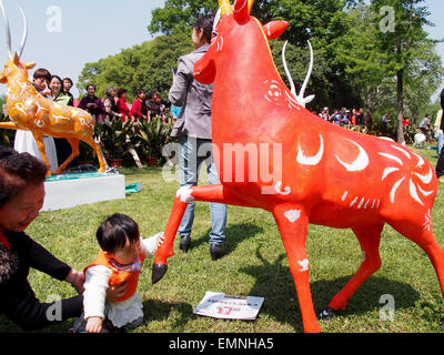 (150422)--SHANGHAI, 22. April 2015 (Xinhua)--Touristen besuchen die Skulpturen des tibetischen Antilopen im Zoo in Shanghai, Ost-China, 22. April 2015. Eine Aktivität, die die Aufmerksamkeit der Menschen zum Schutz der tibetischen Antilopen gefordert wurde am Mittwoch in Shanghai Zoo organisiert.   (Xinhua/Chen Fei) (Zhs) Stockfoto