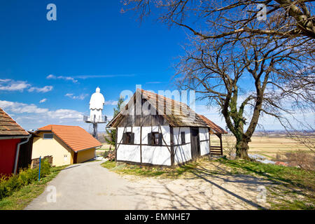 Zagorje Hügel Cottage und st. Vinko Statue Lookout, Ludbreg, Kroatien Stockfoto