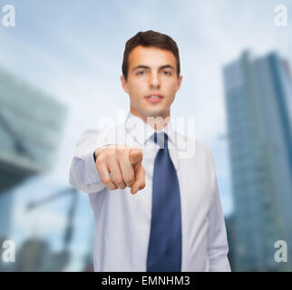 freundliche junge Buisnessman Zeigefinger Stockfoto