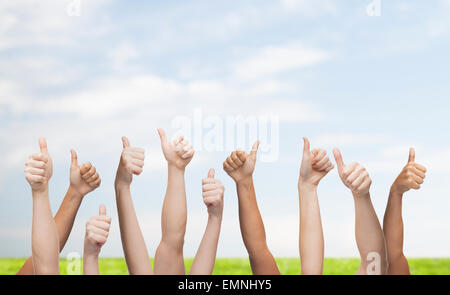 menschliche Hände zeigen, Daumen nach oben Stockfoto