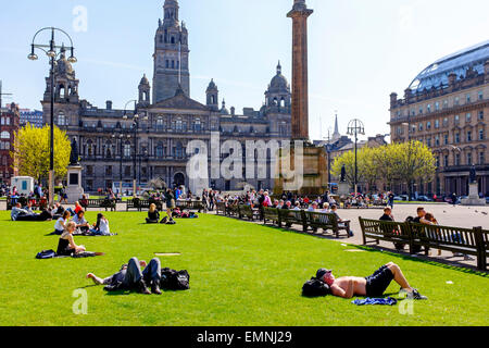 Glasgow, Schottland. 22. April 2015. Während die ungewöhnlich lange Hitzeperiode Wetter Büroangestellte profitieren Sie von der Sonne zu Mittag und ein Sonnenbad im George Square Credit: Findlay/Alamy Live News Stockfoto