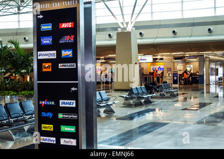 Miami Florida International Airport MIA, Mietwagen Zentrum, Inneneinrichtung, konkurrierende Unternehmen, Alamo, Avis, Hertz, Schild, Logo, Wegbeschreibungen, Visito Stockfoto