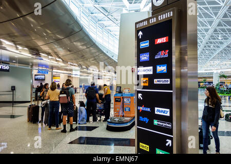 Miami Florida International Airport MIA, Mietwagen Zentrum, Inneneinrichtung, konkurrierende Unternehmen, Alamo, Avis, Hertz, Schild, Logo, Wegbeschreibungen, Visito Stockfoto