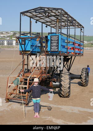Traktor, Leute zu und von Burgh Island Hotel und Sardinen Pub in Bigbury Devon UK zu transportieren. Stockfoto