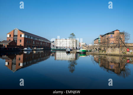 Reflexionen am Victoria Quay, Sheffield Stadtzentrum in South Yorkshire England UK Stockfoto