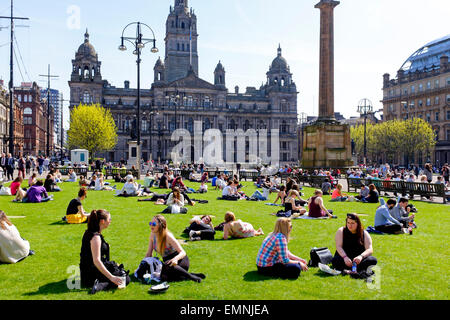 Glasgow, Schottland. 22. April 2015. Während die ungewöhnlich lange Hitzeperiode Wetter Büroangestellte profitieren Sie von der Sonne zu Mittag und ein Sonnenbad im George Square Credit: Findlay/Alamy Live News Stockfoto