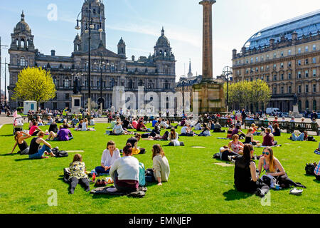 Glasgow, Schottland. 22. April 2015. Während die ungewöhnlich lange Hitzeperiode Wetter Büroangestellte profitieren Sie von der Sonne zu Mittag und ein Sonnenbad im George Square Credit: Findlay/Alamy Live News Stockfoto