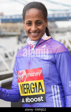 London, UK. 22. April 2015. Im Bild: Aselefech Mergia (ETH). Fototermin mit den Elite Damen Läufern vor der Jungfrau-Geld-London-Marathon am 26. April 2015 stattfindet. Bildnachweis: Nick Savage/Alamy Live-Nachrichten Stockfoto