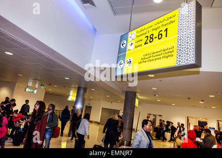 Abu Dhabi Vereinigte Arabische Emirate VAE,Internationaler Flughafen,AUH,Terminal,Gate,Schild,Englisch Arabisch,Informationen,UAE150227007 Stockfoto