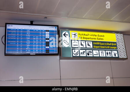 Abu Dhabi Vereinigte Arabische Emirate VAE,Internationaler Flughafen,AUH,Terminal,Gate,Schild,Informationen Arabisch Englisch,Fahrplan,Abreise,UAE150227014 Stockfoto