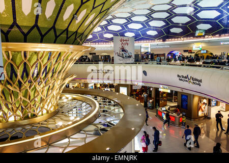 Abu Dhabi Vereinigte Arabische Emirate VAE,Internationaler Flughafen,AUH,Terminal,Gate,innen,Design,Shopping Shopper Shopper shoppen Shops Marktmärkte Stockfoto