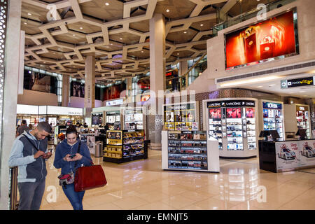 Abu Dhabi Vereinigte Arabische Emirate VAE, Internationaler Flughafen, AUH, Terminal, Gate, innen, zollfrei, Shopping Shopper Shopper Shop Shops Market Marke Stockfoto
