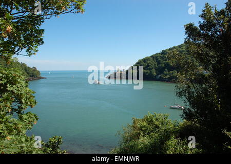 Ein Blick auf den Fluss Dart als es fließt vorbei Dartmouth und Kingswear in South Devon in den Atlantischen Ozean zu beenden. Stockfoto