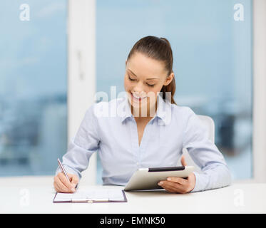 Geschäftsfrau mit TabletPC und Ihre Dateien im Büro Stockfoto