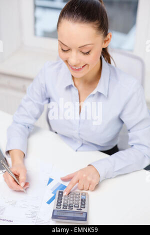 Geschäftsfrau, die Arbeit mit Dokumenten im Büro Stockfoto
