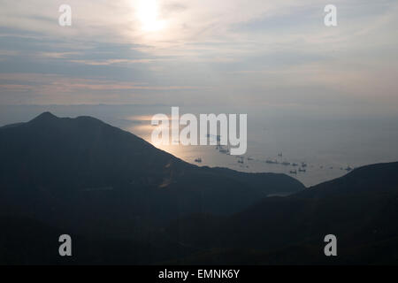 Sonnenstrahlen und Wolken von Lantau Island in Hongkong gesehen Stockfoto