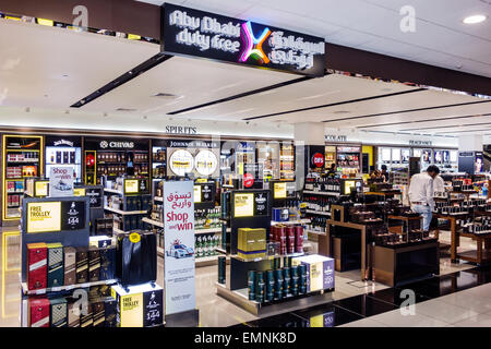 Abu Dhabi Vereinigte Arabische Emirate VAE, Internationaler Flughafen, AUH, Terminal, Gate, innen, zollfrei, Shopping Shopper Shopper Shop Shops Market Marke Stockfoto