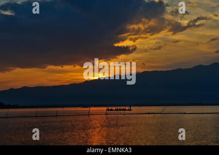 Sonnenuntergang am Kwan Phayao / Phayao See in Phayao Provinz nördlich von Thailand Stockfoto