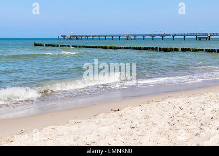 Bild von der Pier von Graal Müritz mit Strand, Meer und Ostsee in Deutschland Stockfoto