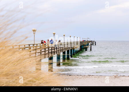 Bild von der Pier von Graal Müritz mit Menschen Stockfoto