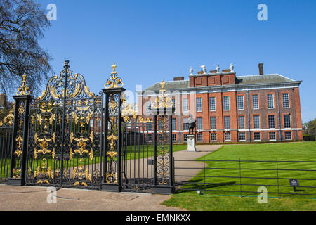 Ein Blick auf die herrlichen Kensington Palast in London mit der Statue von König William III im Vordergrund. Stockfoto