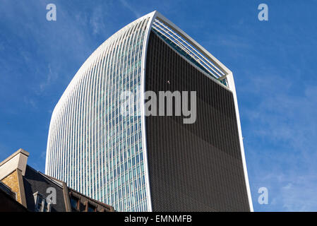 Nach oben auf die beeindruckende 20 Fenchurch Street Skycraper (den Spitznamen des Walkie Talkie-Gebäudes) in der City of London. Stockfoto