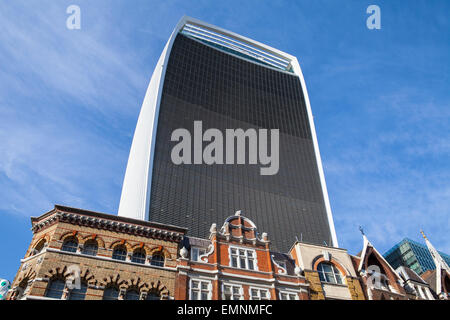 Nach oben auf die beeindruckende 20 Fenchurch Street Skycraper (den Spitznamen des Walkie Talkie-Gebäudes) in der City of London. Stockfoto