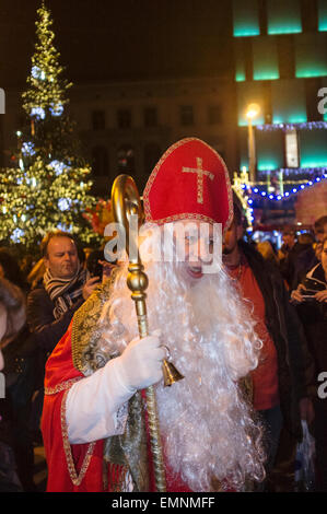 Mann auf Mikulas Kostüm. Nikolaus, Brno, Tschechische Republik Stockfoto