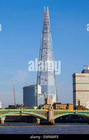 Ein Blick auf die Scherbe, Southwark Kathedrale, Southwark Bridge und die Themse in London. Stockfoto